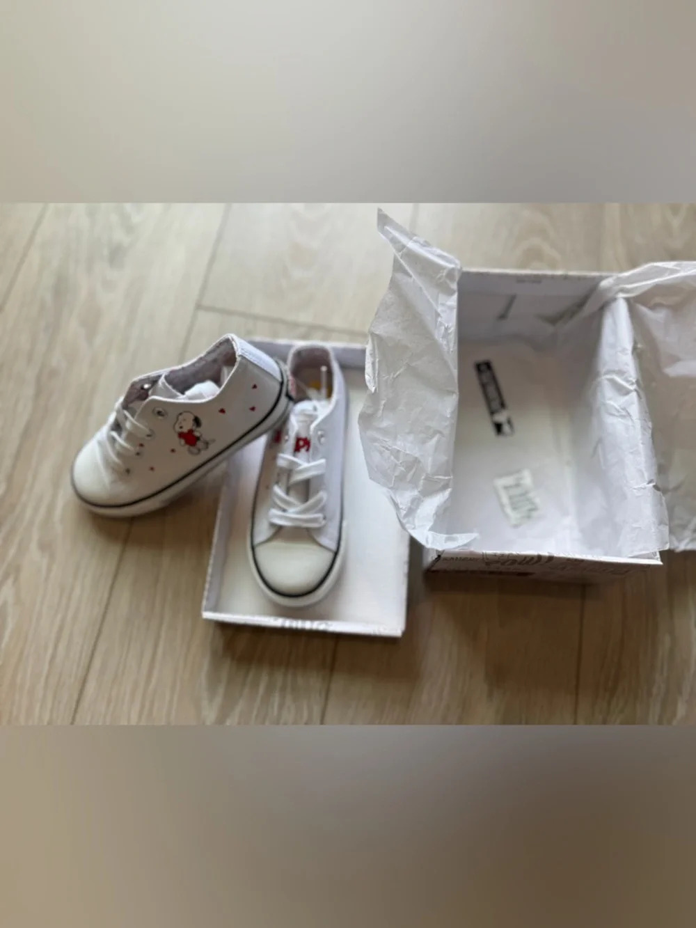 New Peanuts Snoopy Hearts White Canvas Lace-Up Shoes - New In Box - Size 11 Kids